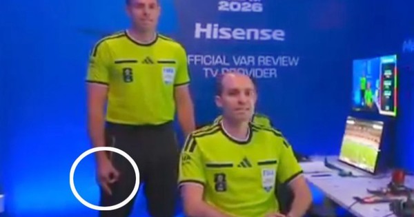 Trọng tài VAR World Cup gây bão vì cử chỉ nghi phân biệt chủng tộc, FIFA vào cuộc - hình ảnh - gg88jd.com Trọng tài VAR World Cup gây bão vì cử chỉ nghi phân biệt chủng tộc, FIFA vào cuộc - hình ảnh - gg88jd.com
