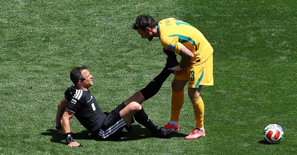 Trọng tài Mỹ – Úc bị chuột rút giữa trận, cầu thủ lao vào ‘cứu’ – Cập nhật World Cup 2026 - hình ảnh - gg88jd.com Trọng tài Mỹ – Úc bị chuột rút giữa trận, cầu thủ lao vào ‘cứu’ – Cập nhật World Cup 2026 - hình ảnh - gg88jd.com