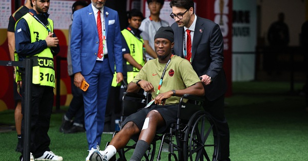 Tiền đạo Canada xuất hiện trên xe lăn sau chấn thương kinh hoàng, FIFA phạt nguội cực nặng sao Qatar - hình ảnh - gg88jd.com