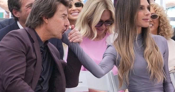 Khoảnh khắc Tom Cruise hôn tay Victoria Beckham gây xôn xao tại sự kiện Hollywood - hình ảnh - gg88jd.com