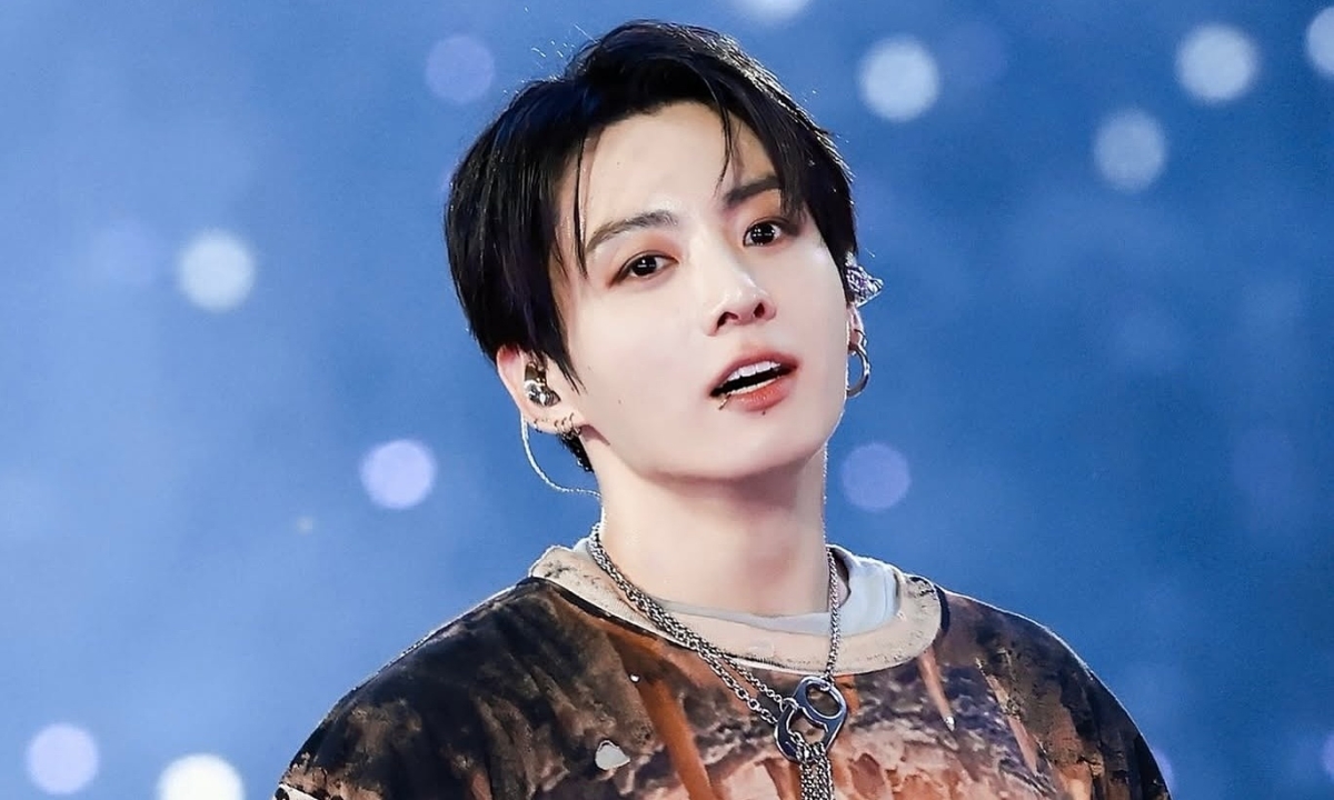 Jungkook diện mốt quần rách của nhà thiết kế Việt trên sân khấu - hình ảnh - gg88jd.com
