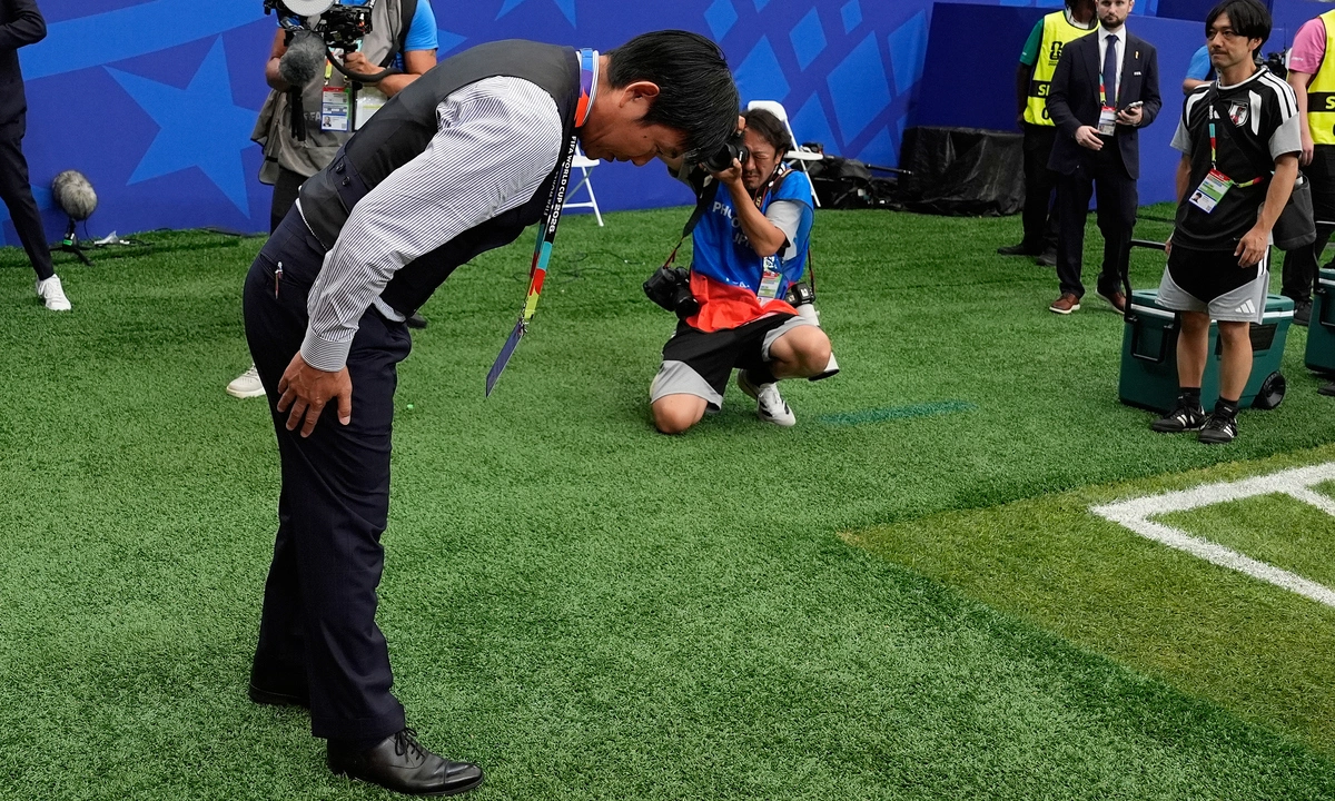 HLV Nhật Bản cúi đầu tri ân khán giả sau trận thua Brazil tại World Cup 2026 - hình ảnh - gg88jd.com HLV Nhật Bản cúi đầu tri ân khán giả sau trận thua Brazil tại World Cup 2026 - hình ảnh - gg88jd.com