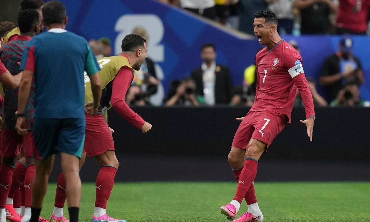 Ibrahimovic chê Ronaldo: ‘Cứ như vừa trở về từ hành tinh khác’ - hình ảnh - gg88jd.com Ibrahimovic chê Ronaldo: ‘Cứ như vừa trở về từ hành tinh khác’ - hình ảnh - gg88jd.com