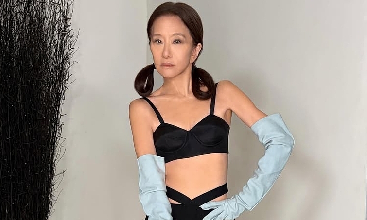 Vera Wang diện váy xuyên thấu, buộc tóc hai bên: Phong cách trẻ trung ở tuổi 77 - hình ảnh - gg88jd.com