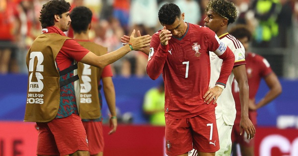 Ibrahimovic chê HLV Martinez không dám hy sinh Ronaldo, khiến Bồ Đào Nha bị loại cay đắng - hình ảnh - gg88jd.com Ibrahimovic chê HLV Martinez không dám hy sinh Ronaldo, khiến Bồ Đào Nha bị loại cay đắng - hình ảnh - gg88jd.com