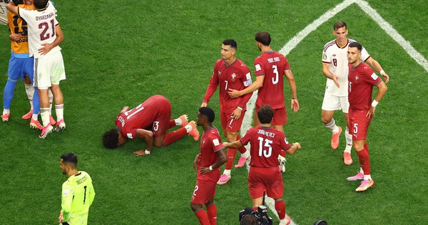 HLV Tây Ban Nha ôm Ronaldo trước trận: Hành động đẹp giữa hai huyền thoại - hình ảnh - gg88jd.com