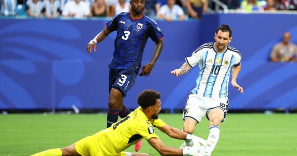 Messi Bị Cầu Thủ Cabo Verde ‘Tấn Công’ Xin Chữ Ký Sau Trận Đấu - hình ảnh - gg88jd.com
