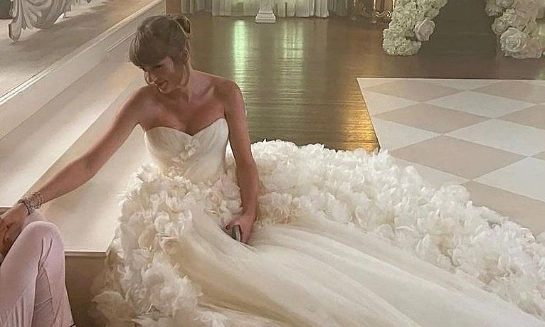 Taylor Swift diện đầm cưới Dior trong hôn lễ – Cơ hội giải trí và đặt cược cùng GG88 - hình ảnh - gg88jd.com Taylor Swift diện đầm cưới Dior trong hôn lễ – Cơ hội giải trí và đặt cược cùng GG88 - hình ảnh - gg88jd.com
